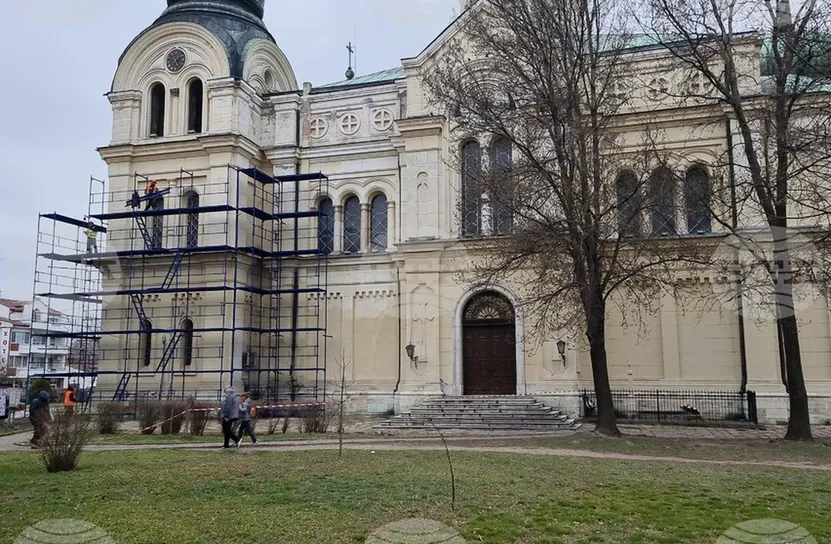Ремонтът на видинската катедрала се бави, храмът остава в скеле за Великден – фирма от Варна ще извърши дейностите