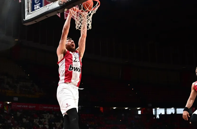 Везенков и Олимпиакос разгромиха Паниониос в последния мач от редовния сезон в Гърция