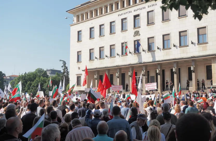 Протест срещу въвеждането на еврото: Жива верига около парламента