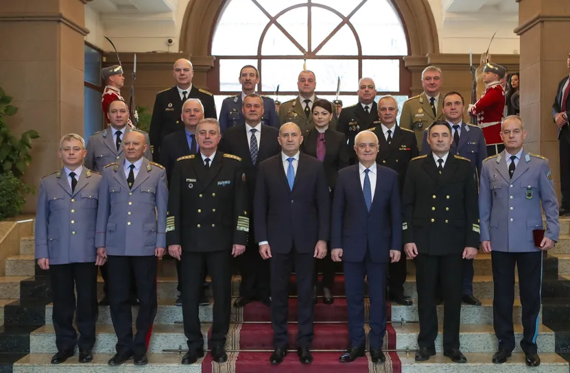 Радев награди български военнослужещи с висши офицерски звания